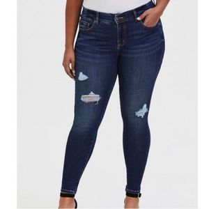 TORRID BOMBSHELL SKINNY DARK WASH DISTRESSED JEANS * excellent * size 16 T PLUS